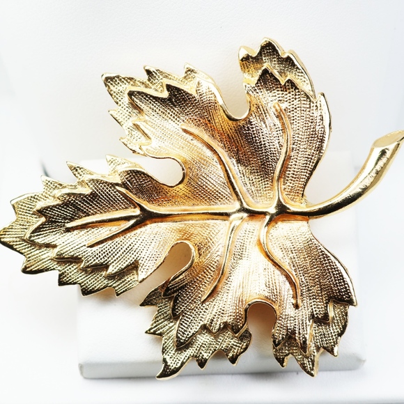 π VINTAGE GLITTERING GOLD MAPLE LEAF PARURE π - Picture 6 of 8